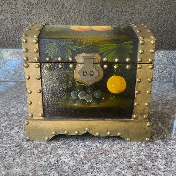 VINTAGE TRUNK - Picture 2 of 16